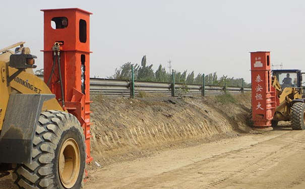 液壓夯實機(jī)高速公路施工中 液壓夯實機(jī)高速公路施工中